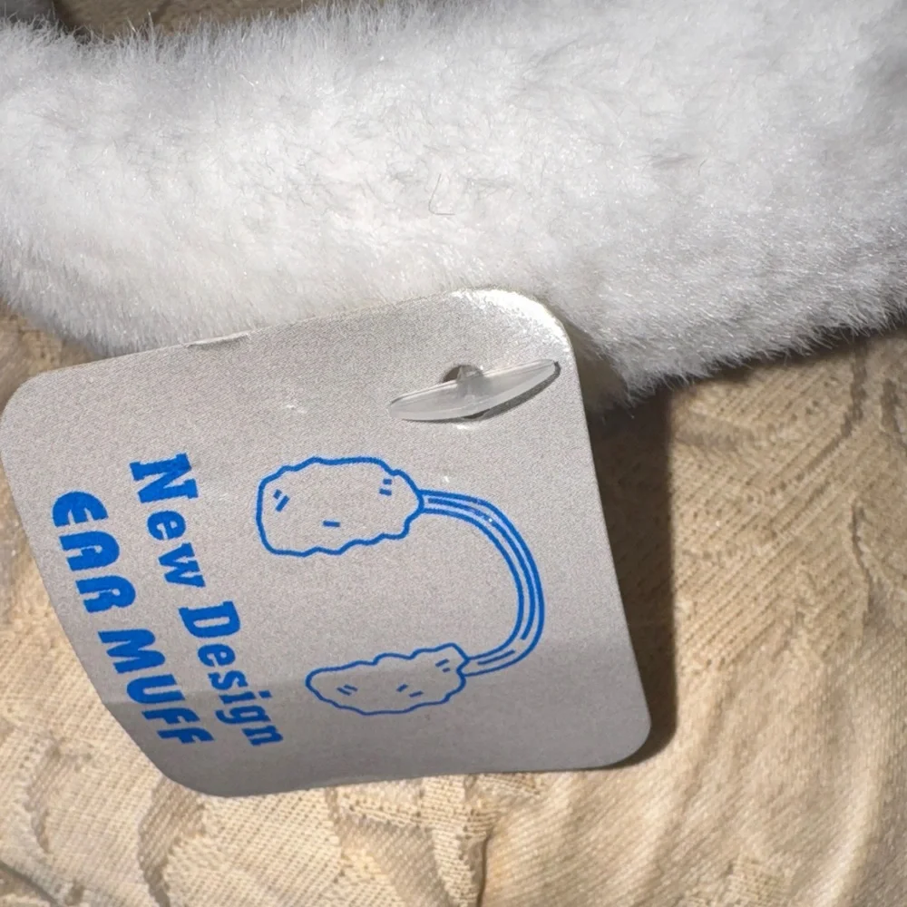 White plush women’s earmuffs NWT
